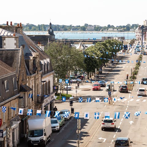 Stay in the heart of Concarneau, just a fifteen-minute stroll away from its beaches