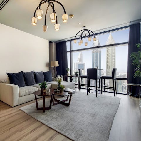 Relax in the airy space of the living room, enhanced by a spectacular view of the skyline 