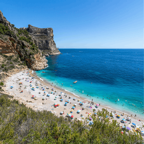 Discover your new favourite beach on the surrounding Alicante coastline