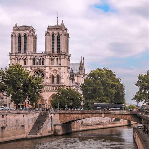 Stroll ten minutes to admire Notre Dame 
