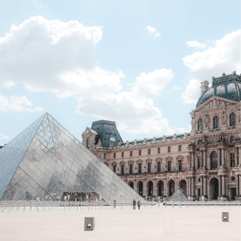 Walk to the Louvre, a must-see in Paris