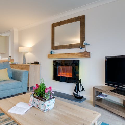 Relax in front of the TV and fireplace in the cosy lounge