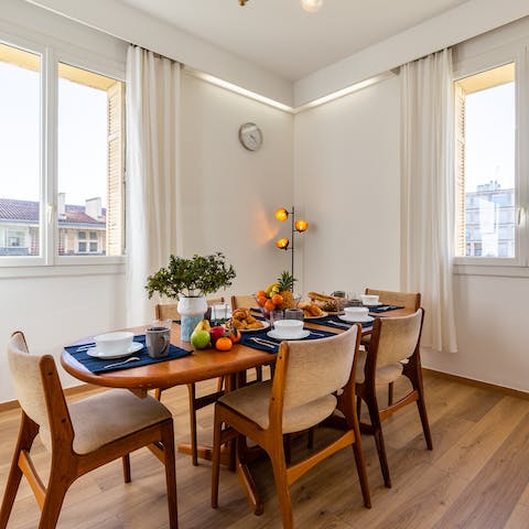 Share leisurely breakfasts around the teak dining table