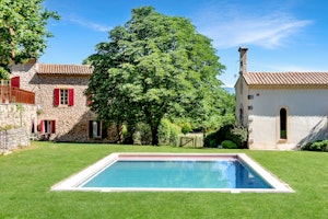 Luberon Vines & Woodland image 1