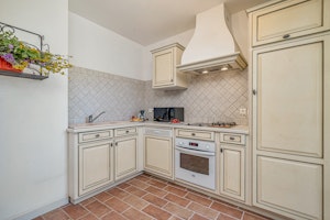 Luberon Vines & Woodland image 11