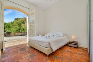 Luberon Vines & Woodland image 10