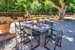 Luberon Vines & Woodland image 9