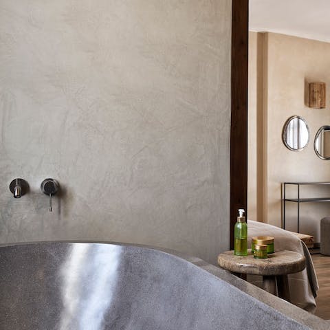 Relax in your stylish freestanding bathtub