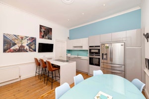 Velvet Calton image 7