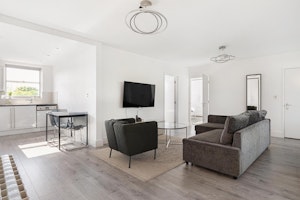 Contemporary Cromwell image 6