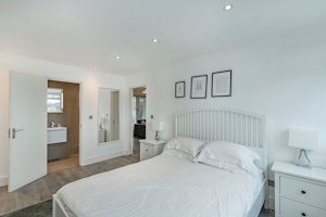 Contemporary Cromwell image 3
