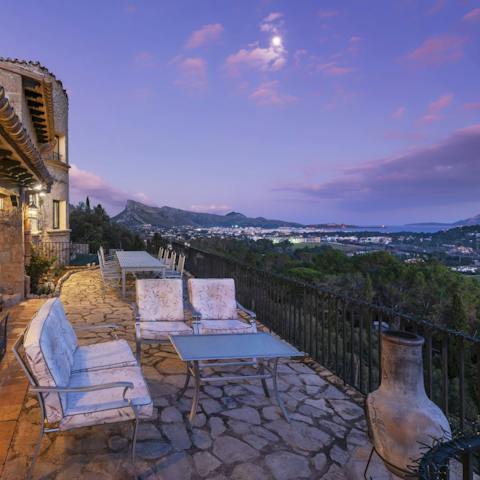 Cuddle up around the fire pit and admire the scenery from the terrace