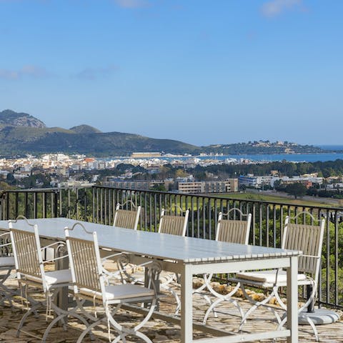Tuck into alfresco feasts with the whole family around the dining table