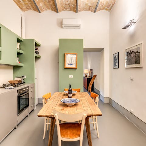 Enjoy some cacio e pepe (cheese and pepper pasta) at the dining table