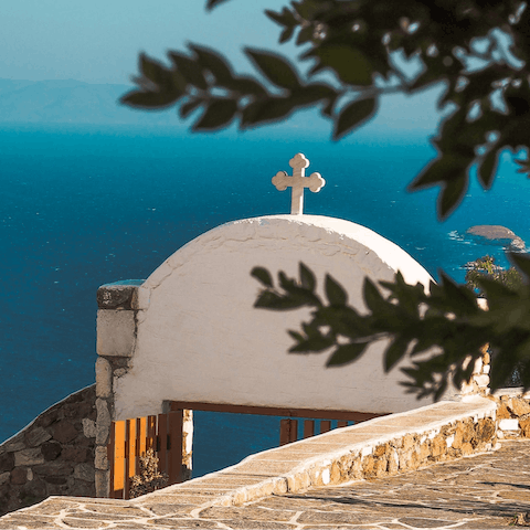 Discover the stunning coastline of Paros 
