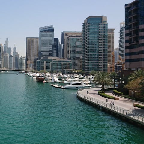 Explore Dubai Marina, 500 metres from this apartment