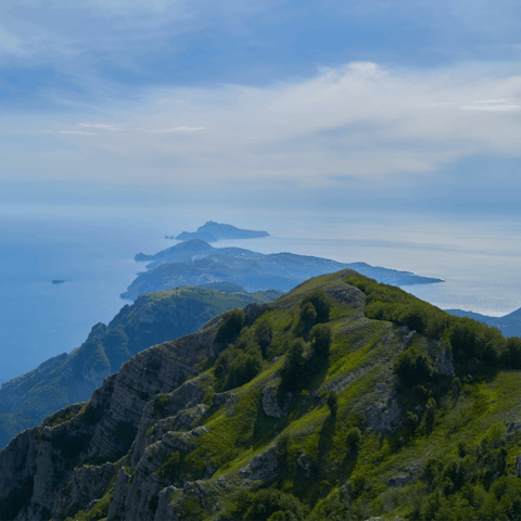 Discover the Amalfi Coast from your panoramic position in the centre of Praiano