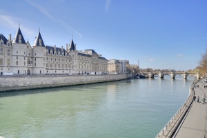 Louvre Love Song image 6