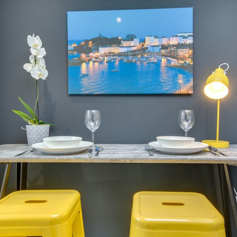 Get together for a tête-à-tête at the breakfast bar
