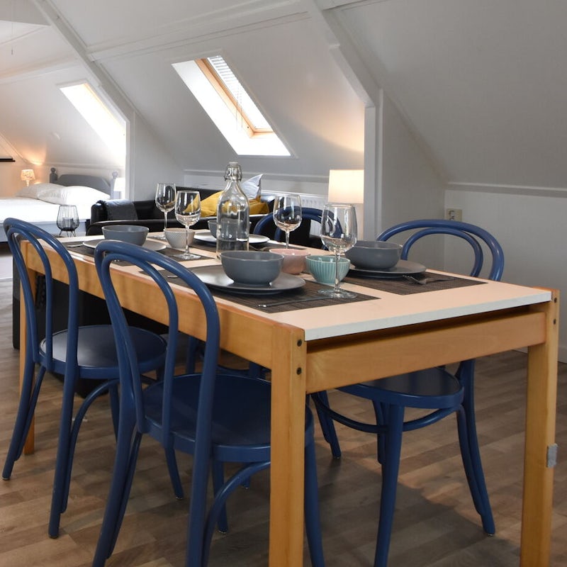 Organise delicious supper parties in the stylish dining area