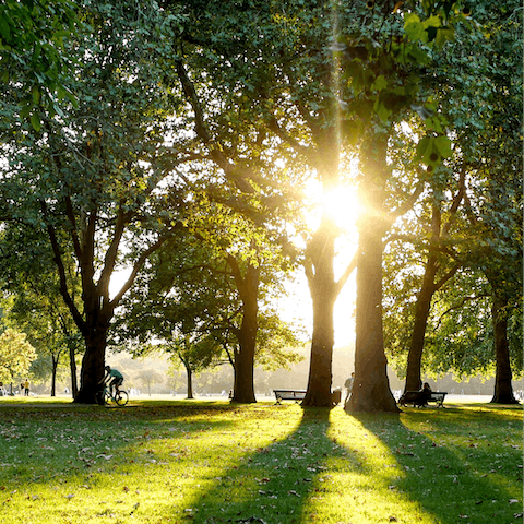 Pick up a coffee and enjoy a refreshing walk through Hyde Park