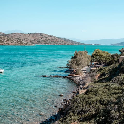 Explore Plaka on Crete's coast – the beach is just 700m away