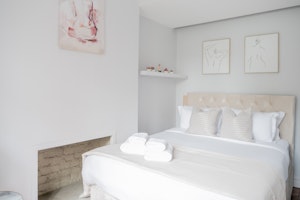 London Grace image 6