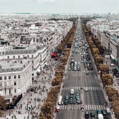 Go designer shopping on the Avenue des Champs-Élysées, two minutes from home