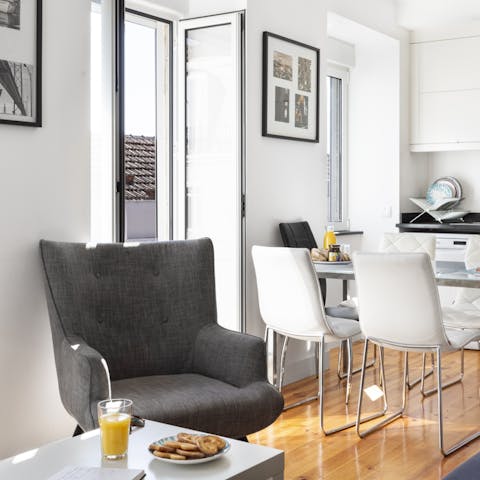 Start the day with breakfast in the bright living area – your hosts can have it delivered 