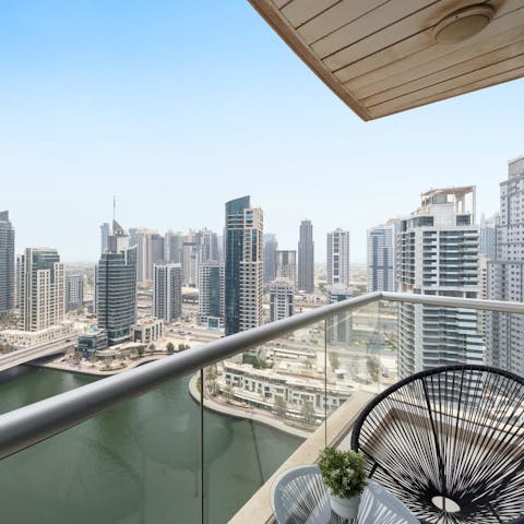 Enjoy elevated balcony views over Dubai Marina, ideal for watching sunsets