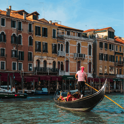 Discover the city with a gondola tour arranged by your hosts