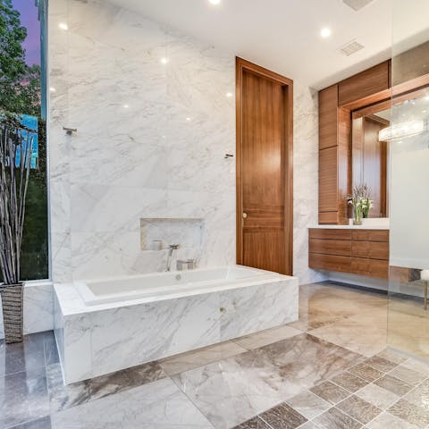 Finish the day with a long session in the elegant bathtub