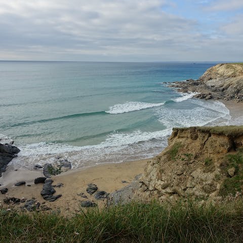 Reach the rugged beauty of the Cornish coastline in under twenty minutes in the car