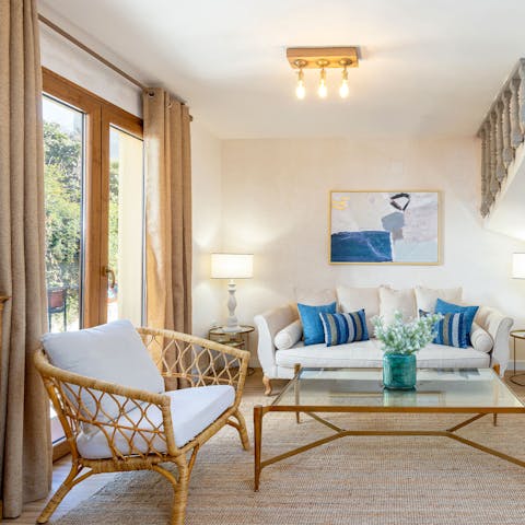 Enjoy a wonderful sense of relaxation in the sun-dappled living room