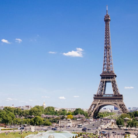 Hop on the Metro and reach the Eiffel Tower in half an hour