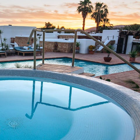 Watch a romantic sunset from inside this hot tub, as you sip sangria with your loved ones