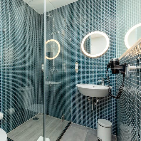 Get ready for an evening out in Porto in the stylish bathroom