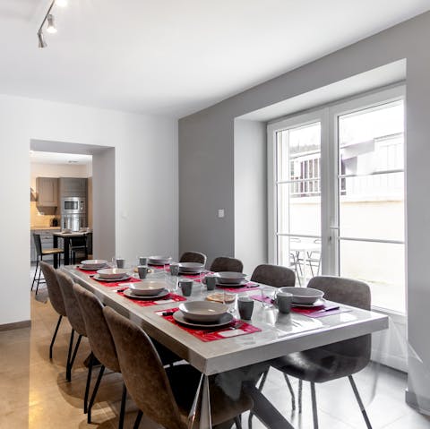 Organise delicious family fasts at the large dining table