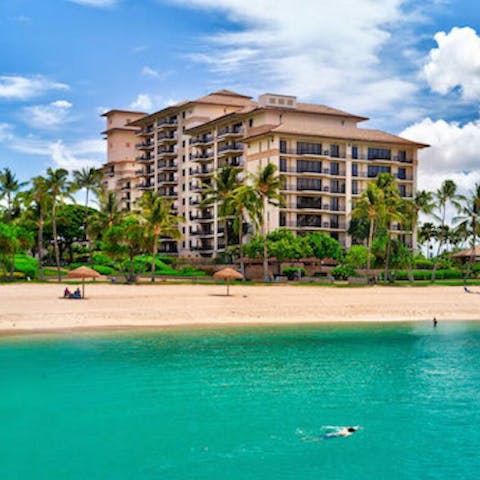 Stay right on the shores of the Honu Lagoon, only steps from the beach