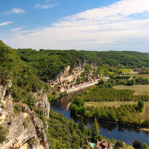 Stay in the beautiful Dordogne valley, just outside the village of Sainte-Croix