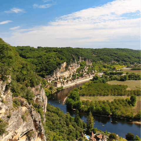 Stay in the beautiful Dordogne valley, just outside the village of Sainte-Croix