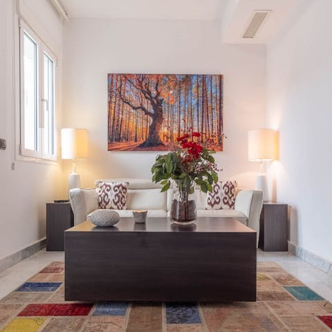 Relax in the colourful living room with a glass of Spanish wine after a day of sightseeing