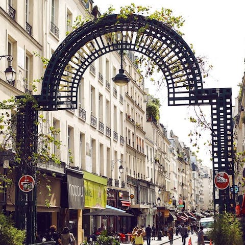 Discover the gastronomic delights of Rue Montorgueil and its weekly market, right outside your door