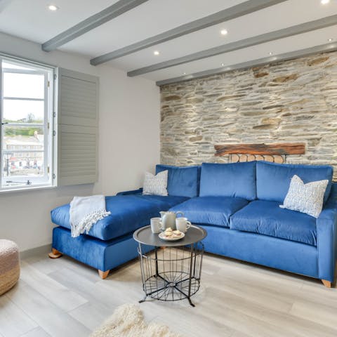 Kick back on the sofa with a glass of wine while enjoying the breeze coming off of the harbour