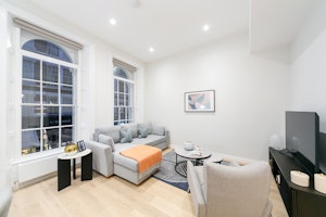 Covent Chic image 1