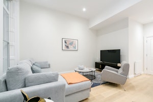 Covent Chic image 6