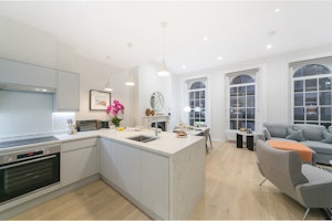 Covent Chic image 5