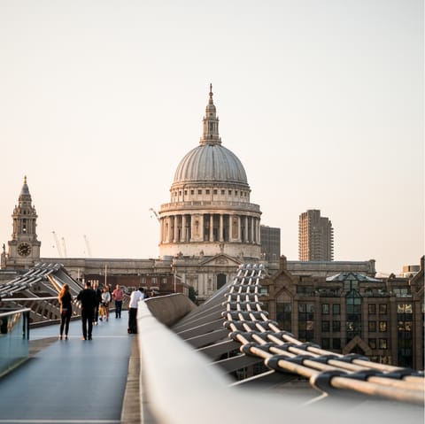 Walk to St Paul's Cathedral in just twenty minutes