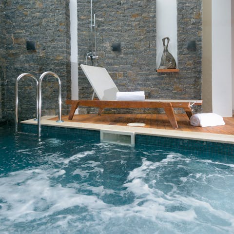 Relax in the plunge pool/Jacuzzi on the private terrace