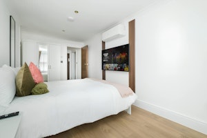 Emerald & Teak image 14